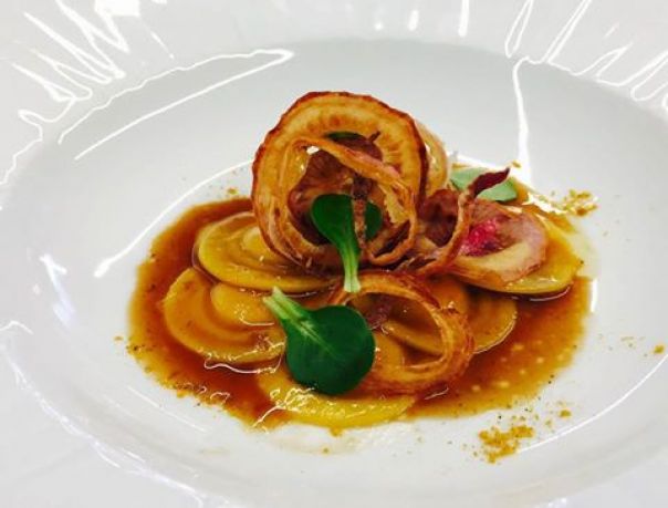 Bottoni di zucca e cipolla rossa con fondi di stinco arrosto 